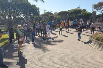 Protesta de los trabajadores del Paco Artiles y encuentro al aire libre con el alcalde en Arnao/TA.